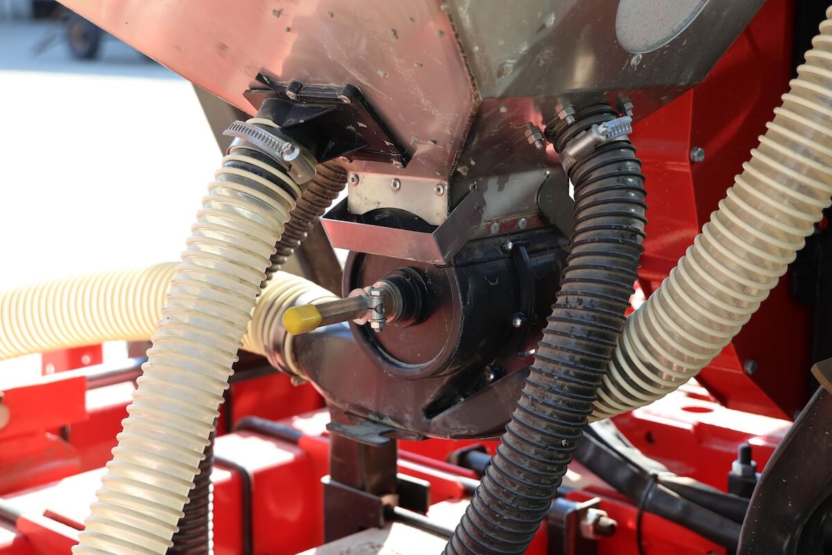 Dettaglio del dosatore pneumatico concime VarioVolumex singolo sulla sarchiatrice MaterMacc Unica PVI